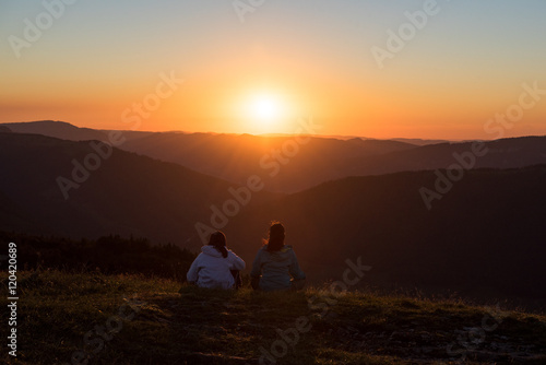 2 Personen schauen in den Sonnenuntergang, Meditation © brunok1