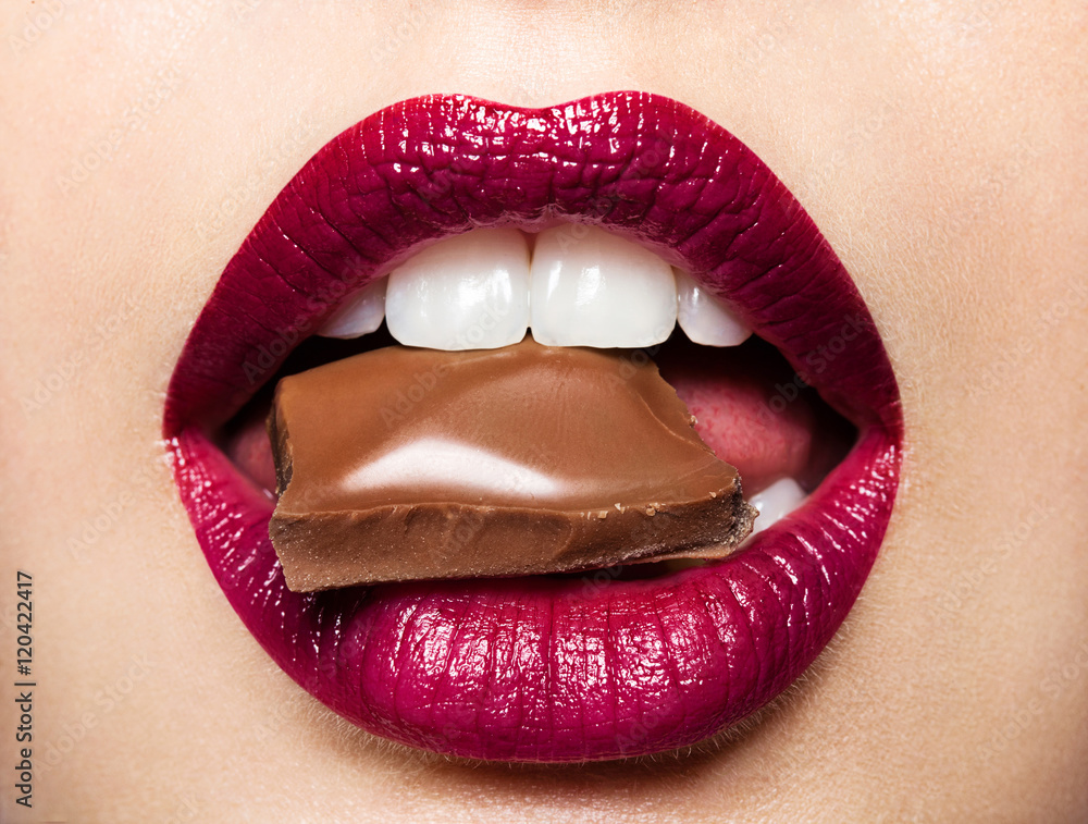 Naklejka premium Piękne kobiece usta z czekoladą