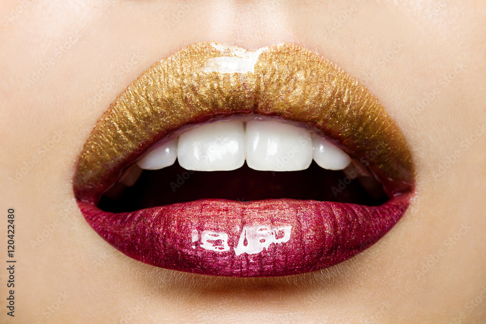 Fototapeta premium Piękne kobiece usta o gradiencie od złotego do czerwonego
