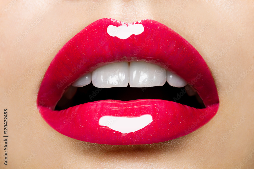 Obraz premium piękne czerwone usta kobiece z brokatem