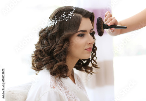 Makeup artist preparing bri...