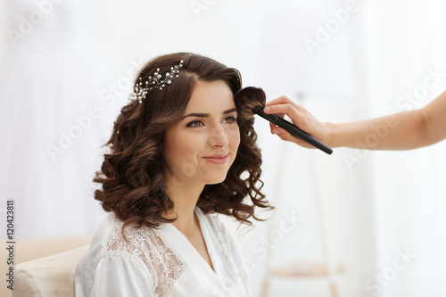 Makeup artist preparing bri...