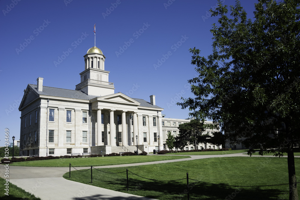 Naklejka premium Historic State House on the University of Iowa Campus