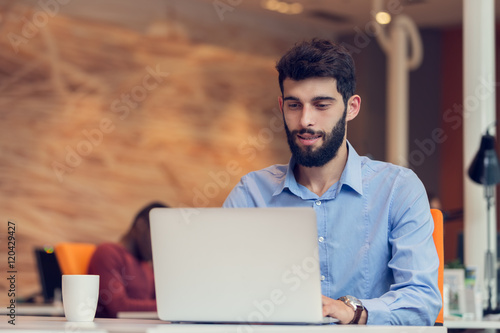 Tapety artystyczne startup business, software developer working on computer at modern office