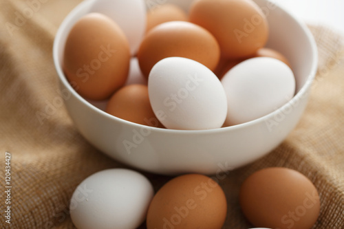 器に入った卵