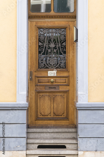 Blick auf eine hölzerne Tür mit einem kleinen Schild mit der Aufschrift "welcome to our happy home".