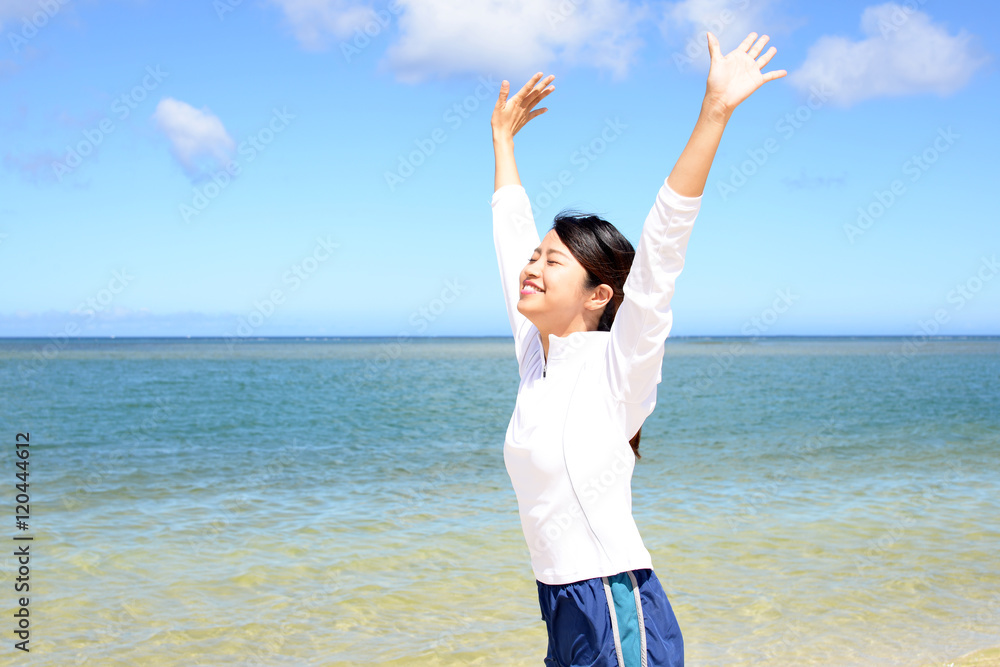 海辺で寛ぐ女性