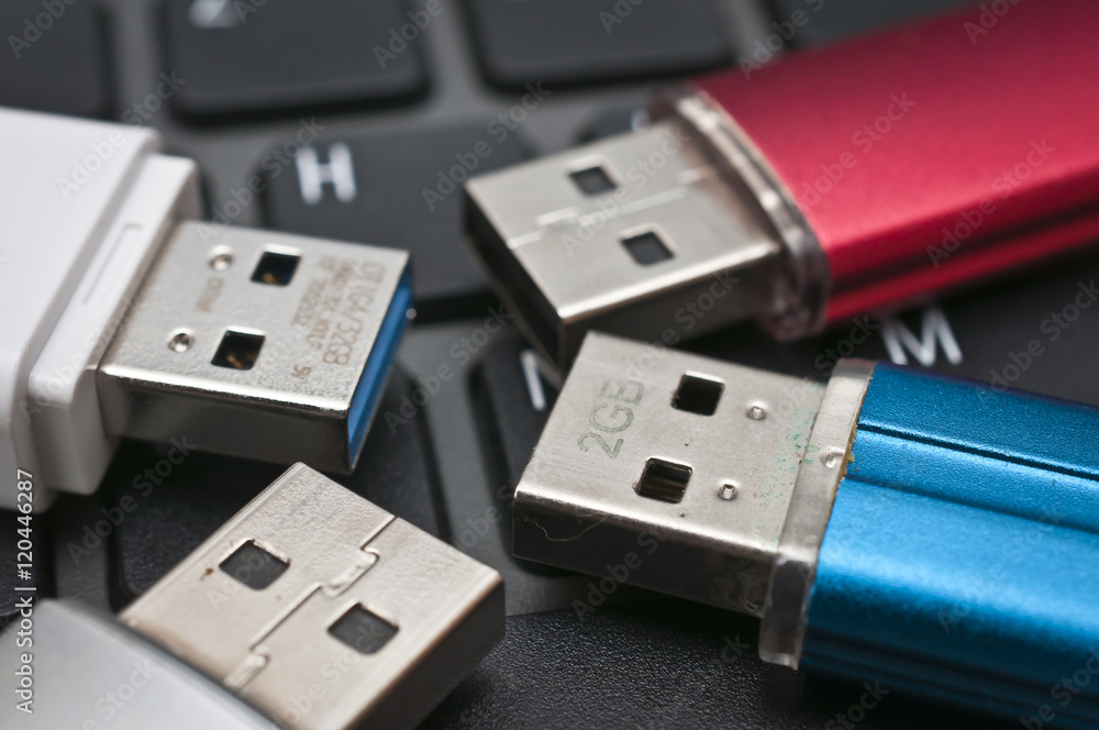Tastatur und Speicherstifte Tastatur und Speicherstifte