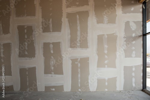 Fotografie Front view of gypsum wall with joints at building site waiting to be painted