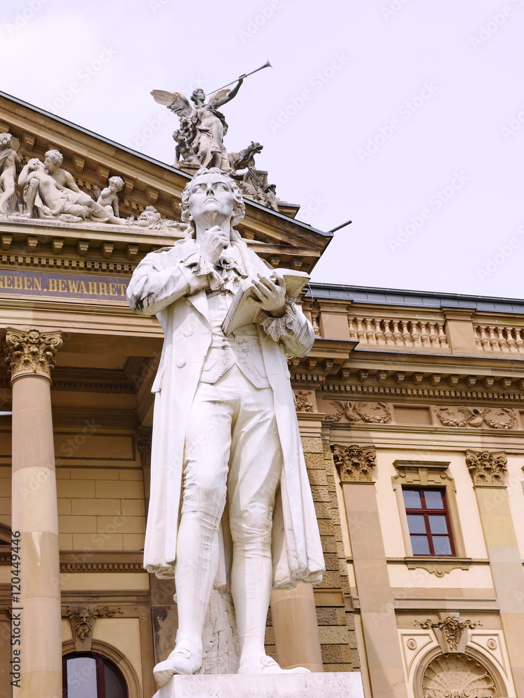 Obraz premium Schillerdenkmal am Staatstheater Wiesbaden