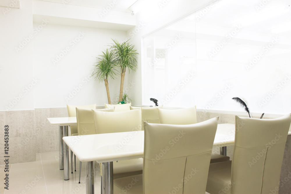 Fototapeta premium 白いテーブルと椅子