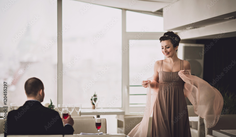 Obraz premium beautiful and happy couple in a restaurant