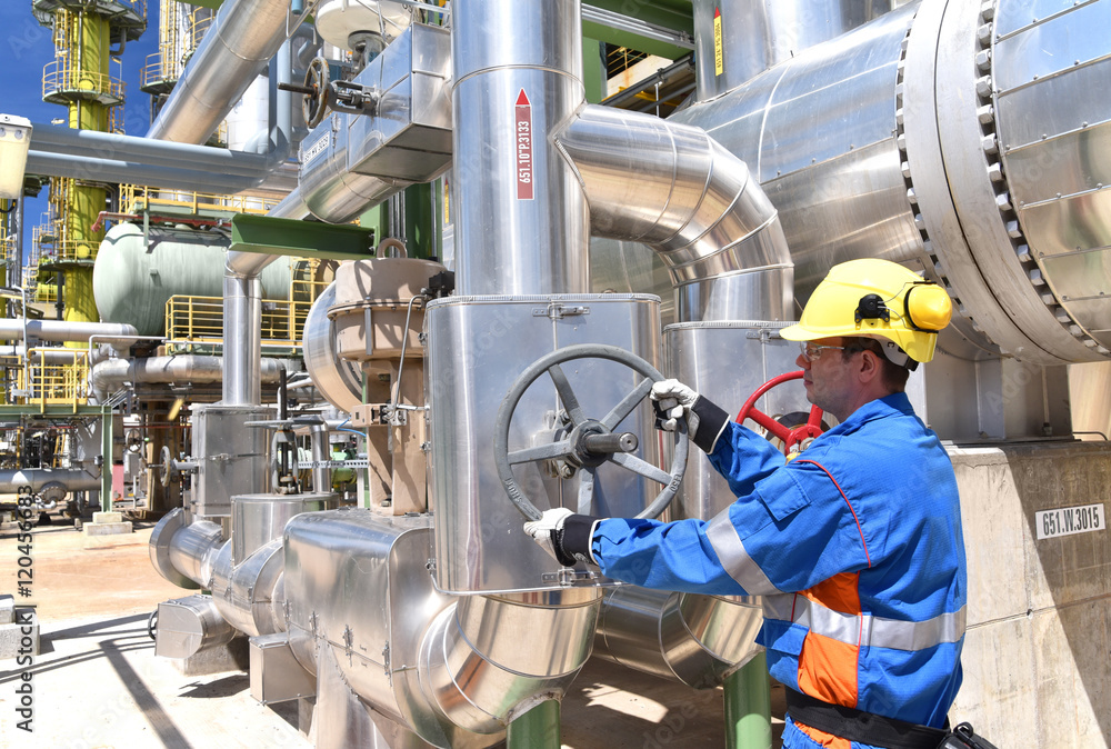 Arbeiter in einer Erdöl - Raffinerie // Workers in a petroleum - refining Arbeiter in einer Erdöl - Raffinerie // Workers in a petroleum - refining