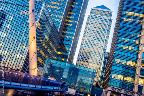 Canvas Print Illuminated office buildings and South Quay footbridge in Canary Wharf, London