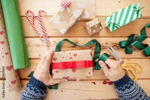 Geschenke zu Weihnachten verpacken photo