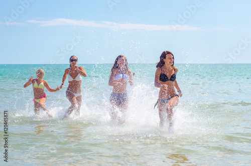 Familie hat Spaß am Strand © S.Kobold