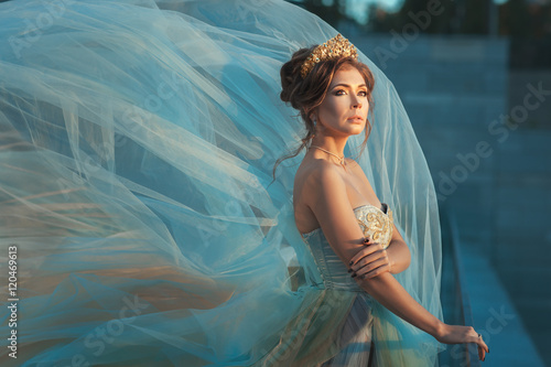 Tablou pe pânză Young girl queen.