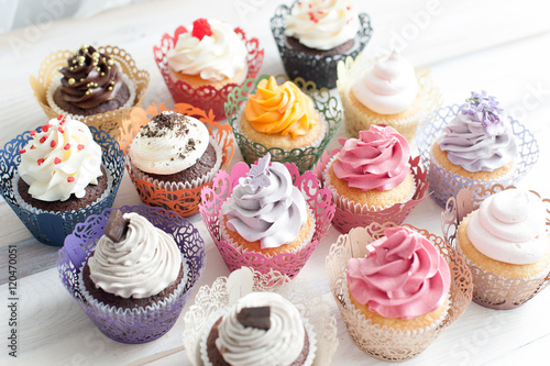 Photo Many different colored delicious cupcakes