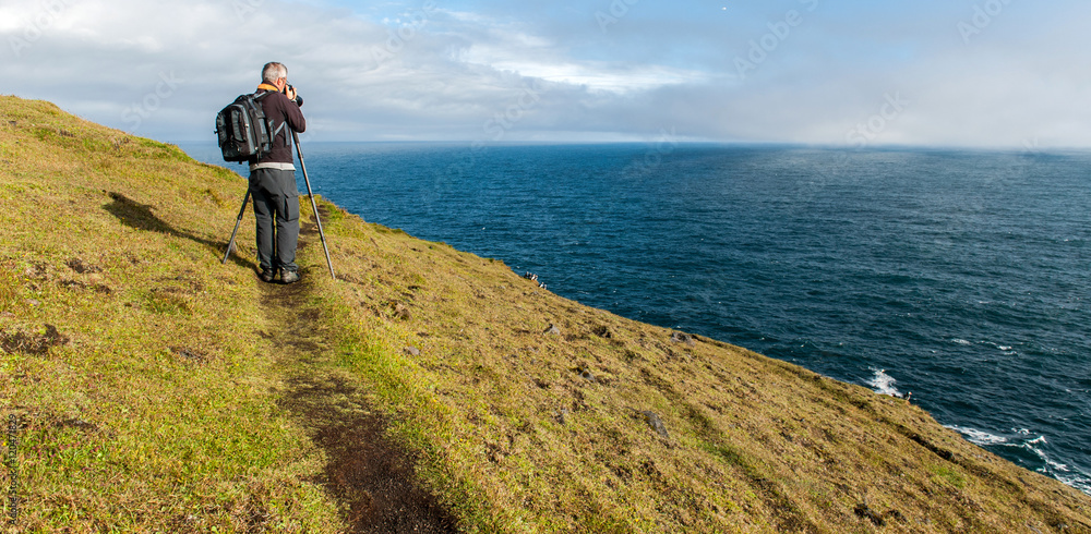 Obraz premium Photographer in Heimaey coast, South Iceland