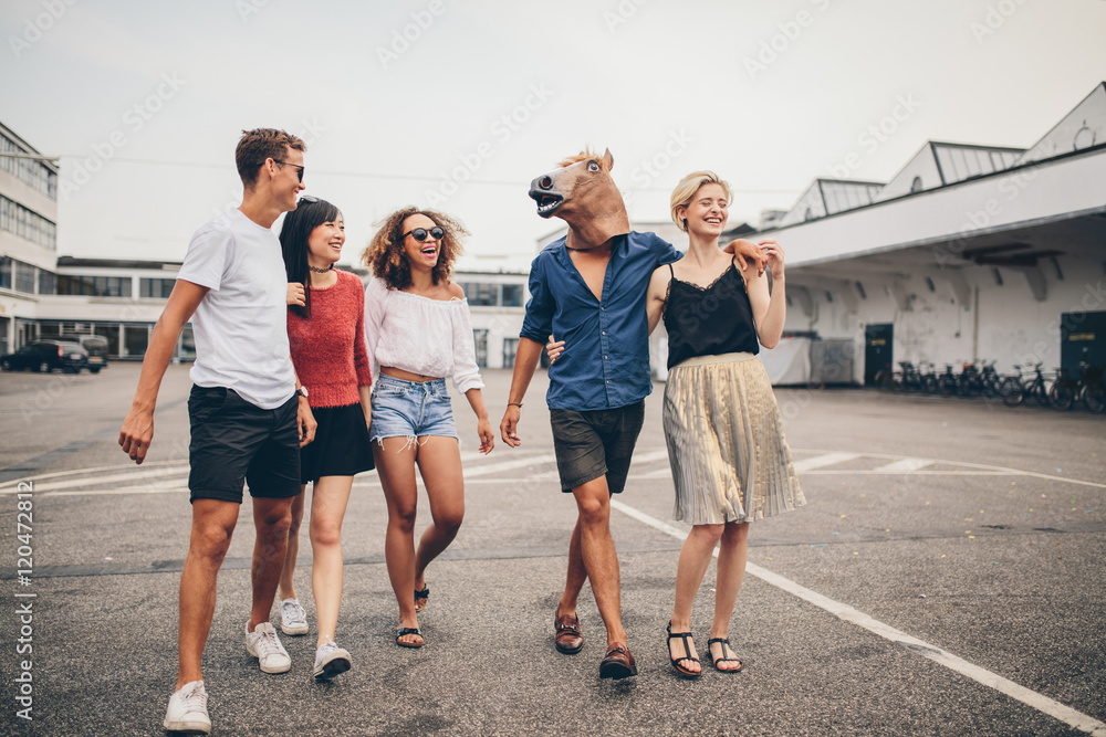 Obraz premium Young friends enjoying together on the street