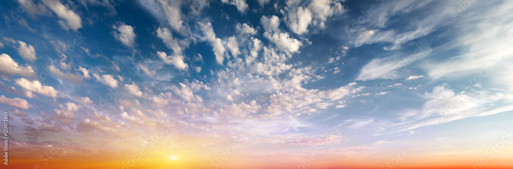 Fototapeta premium Panorama wschód słońca pochmurnego nieba
