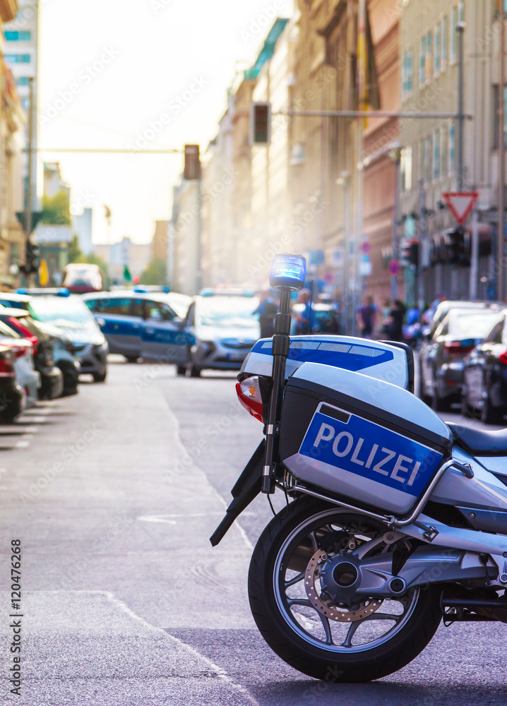 mit einem Polizeimotorrad wird eine Strasse abgesperrt