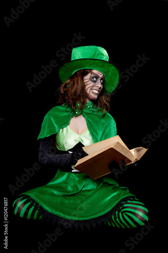Foto Lustiger grüner Kobold liest aus einem Buch, Konzept Märchen u