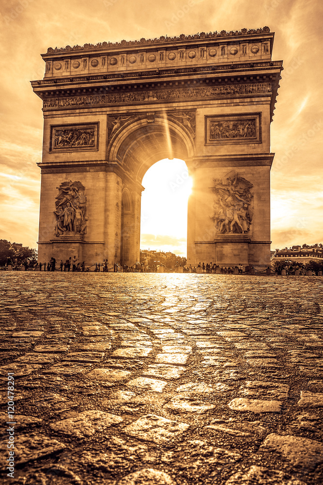 Fototapeta premium Beautiful sunset over Arc de Triomphe, Paris