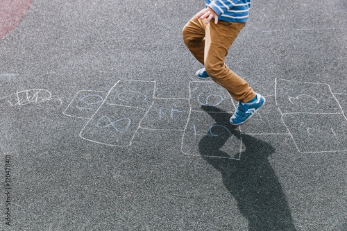 Canvastavla kid playing hopscotch on playground, kids outdoor activities