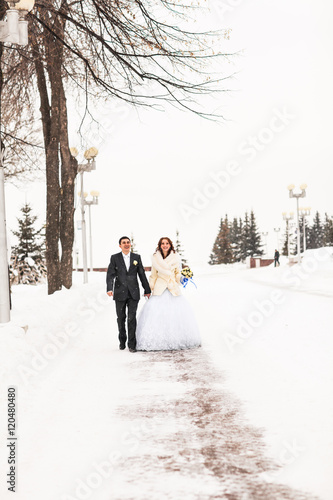 bride and groom in the winter