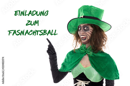 Foto Witziger grüner Kobold zeigt auf Text, Einladung zum Fasnachtsb