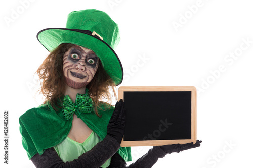 Foto Grüner Kobold hält Tafel mit Textfreiraum in der Hand, freiste