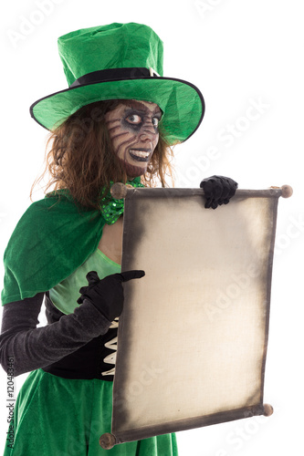 Foto Frau als grüner Kobold mit Schriftrolle, Textfreiraum, isoliert