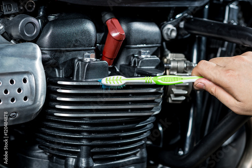 Motorcycles detailing series : Cleaning vintage motorcycle engine with toothbrush