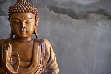 Rollo Buddha Holzfigur des Buddha im Tempel  © SianStock
