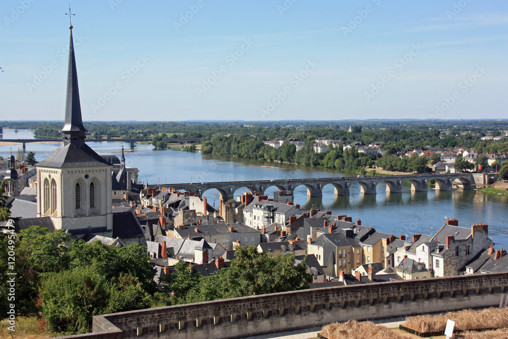 Ponts franchissant la Loire à Saumur, France