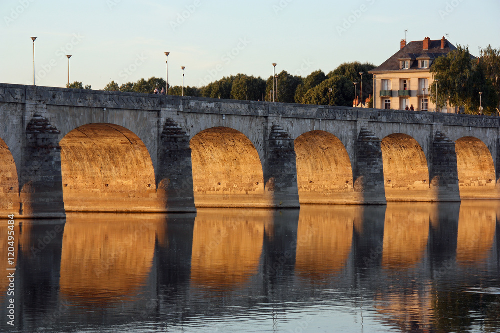Jeux de lumières sur la Loire à Saumur, France