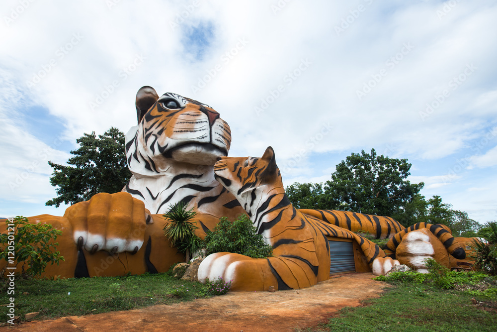 Fototapeta premium Tiger Statue in the Thai Temple