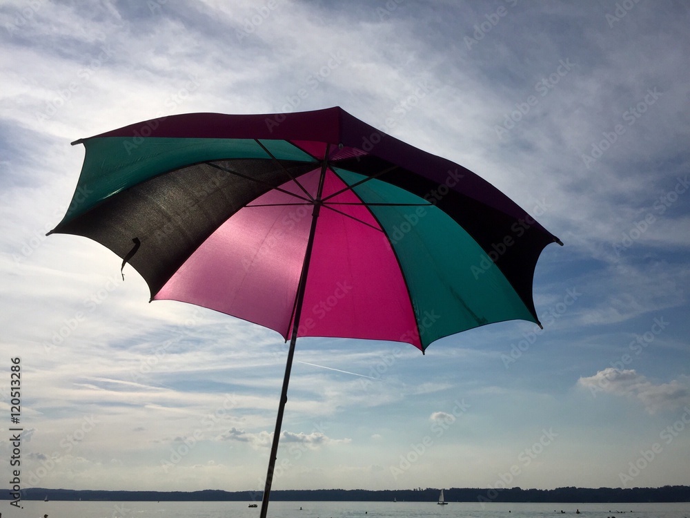 Mit Sonnenschirm zum Baden am See