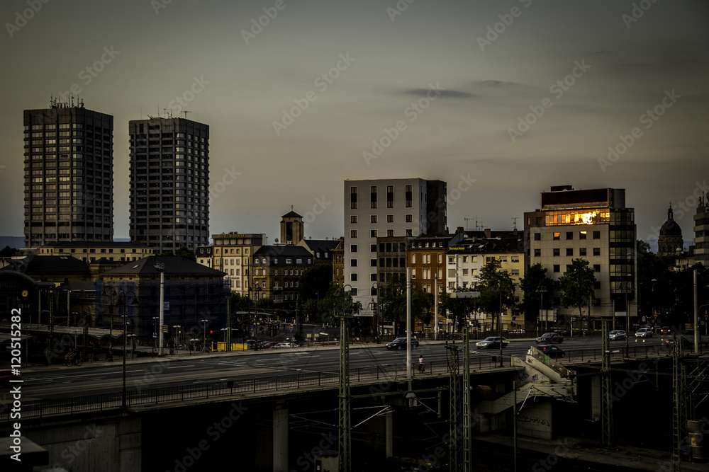 Mainzer Skyline hinter dem Hauptbahnhof an einem Sommerabend