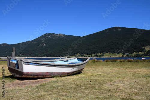 Fototapeta Naklejka Na Ścianę i Meble -  Barque sur le rivage du Lac de Matémale