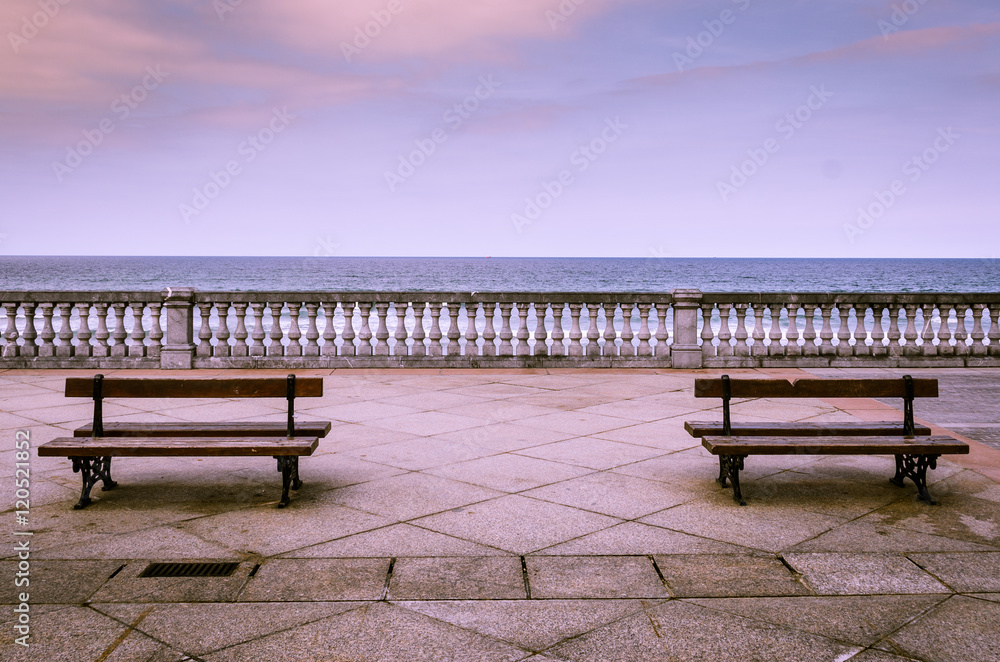 Dos bancos con vistas en un paseo junto al mar