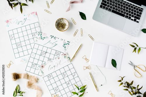 Fotografi wedding planner schedule calendar painted with watercolor, laptop, notebook and accessories