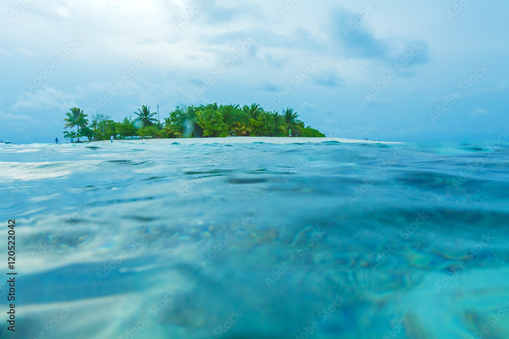 Wunschmotiv: Small atoll island shot from water surface with some blurred dro #120522042