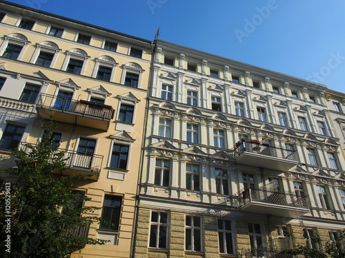 Berlin: Altbaufassaden im Sonnenlicht