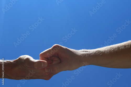 Zwei Hände halten sich fest © mg photo