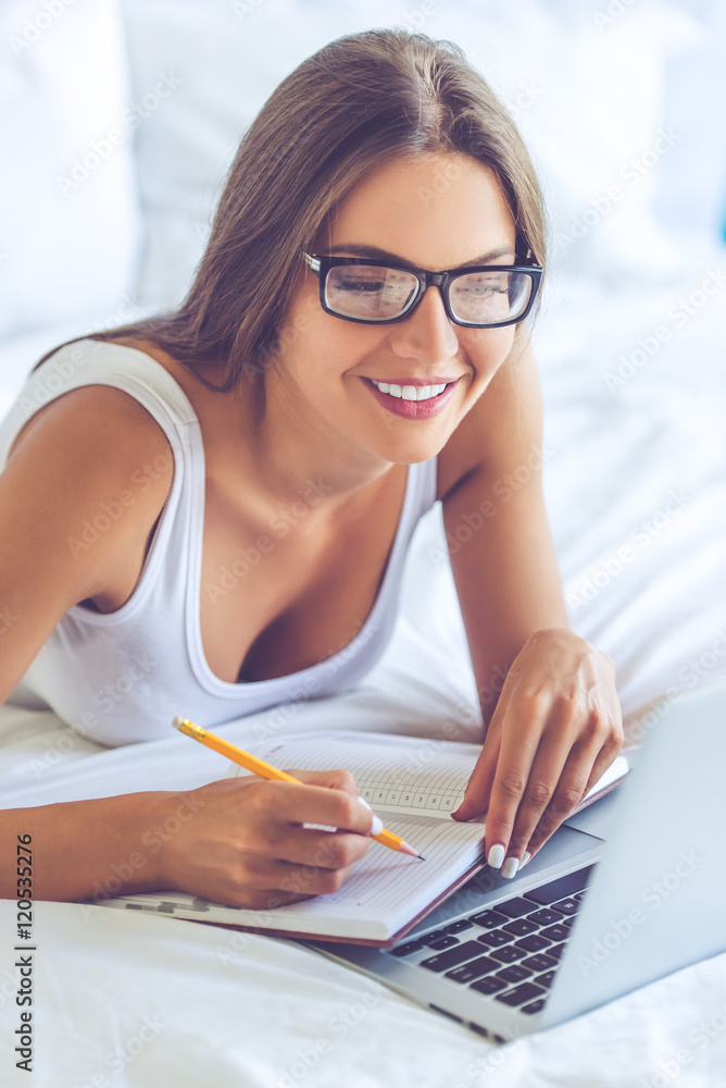 Obraz premium Beautiful sexy business lady at home