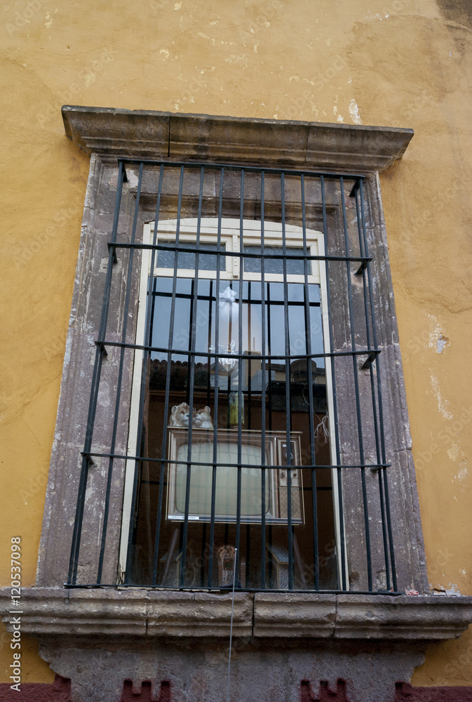 Obraz premium Television set in the window of a house, San Miguel de Allende,
