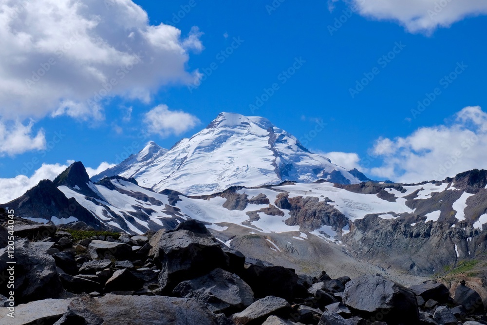 Obraz premium Icy mountain top and rocks. Cascade Mountains. Mount Baker National Forest. Seattle. Washington. USA