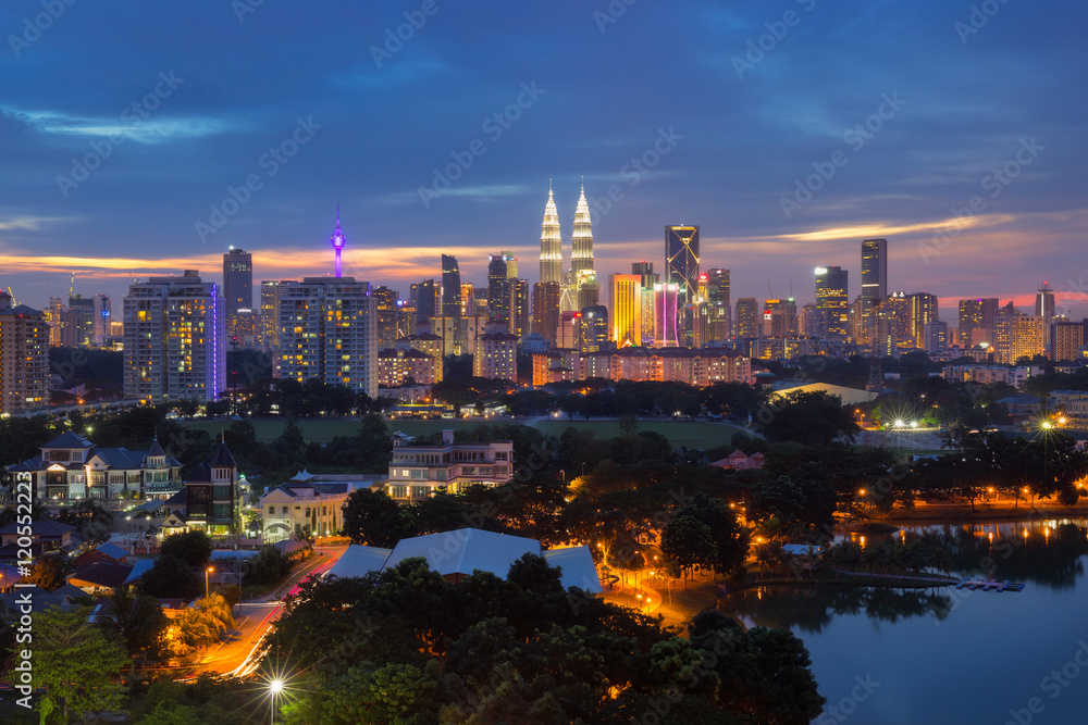 Fototapeta premium Kuala Lumpur city skyline in sunset